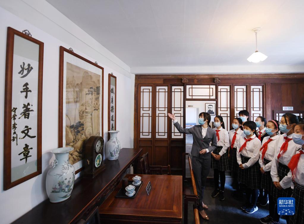 北京李大钊故居的讲解员为前来参观的员工做介绍（6月1日摄）。新华社记者 张晨霖 摄